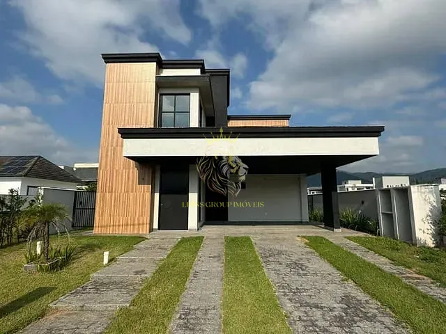 Casa com 375m² 4 quartos e 3 banheiros, à venda, no bairro Santa Regina em Camboriú