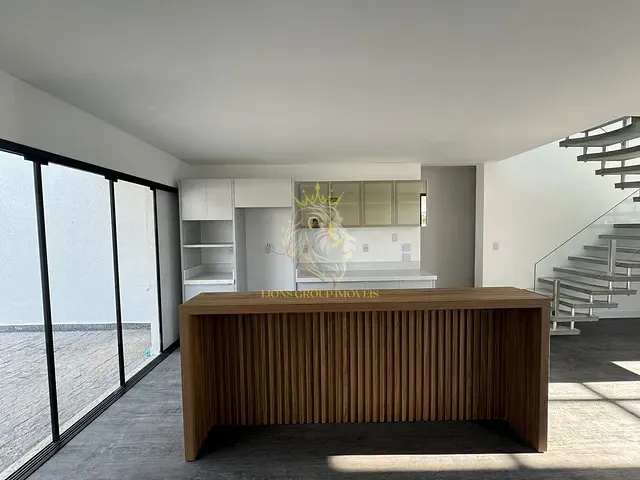 Casa com 375m² 4 quartos e 3 banheiros, à venda, no bairro Santa Regina em Camboriú