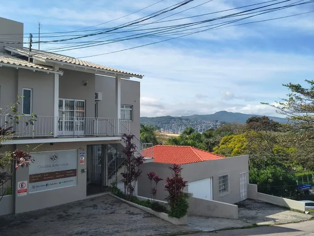 Casa 2 quartos e 2 banheiros, para alugar, no bairro Estreito em Florianópolis