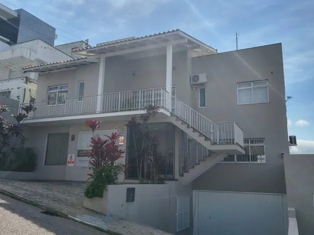 Casa 2 quartos e 2 banheiros, para alugar, no bairro Estreito em Florianópolis