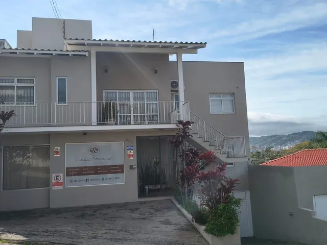 Casa 2 quartos e 2 banheiros, para alugar, no bairro Estreito em Florianópolis