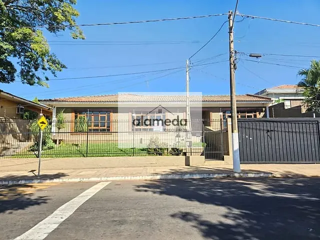 Casa com 909m² 4 quartos e 3 banheiros, à venda, no bairro CENTRO em Jacarezinho