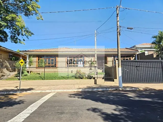 Casa com 909m² 4 quartos e 3 banheiros, à venda, no bairro CENTRO em Jacarezinho