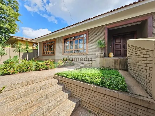 Casa com 909m² 4 quartos e 3 banheiros, à venda, no bairro CENTRO em Jacarezinho