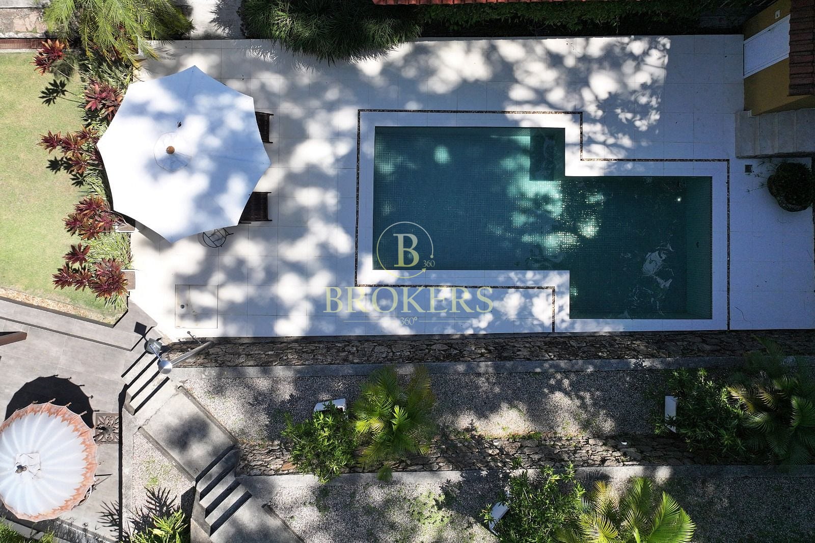 Casa espetacular a venda em Santa Teresa | 350m², vista para o Cristo, 6 quartos (3 suítes), piscina e área gourmet.