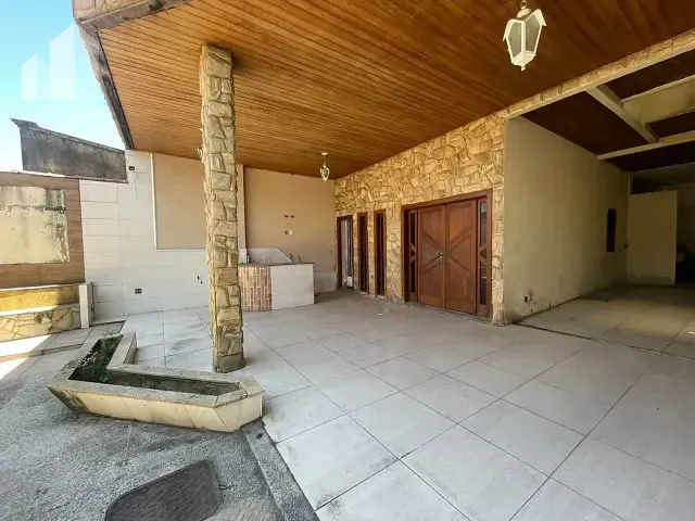 Casa com 450m² 4 quartos e 3 banheiros, à venda, no bairro Cerâmica em Nova Iguaçu