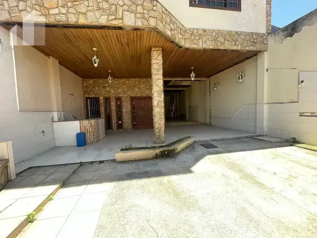 Casa com 450m² 4 quartos e 3 banheiros, à venda, no bairro Cerâmica em Nova Iguaçu