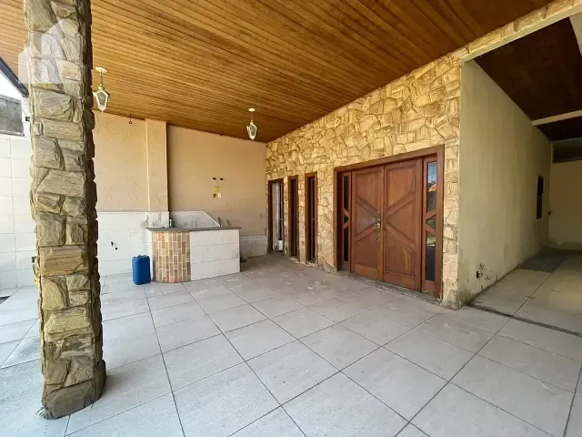 Casa com 450m² 4 quartos e 3 banheiros, à venda, no bairro Cerâmica em Nova Iguaçu