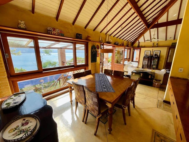 Casa com 880m² 4 quartos e 6 banheiros, para alugar, no bairro Ponta das Canas em Ilhabela
