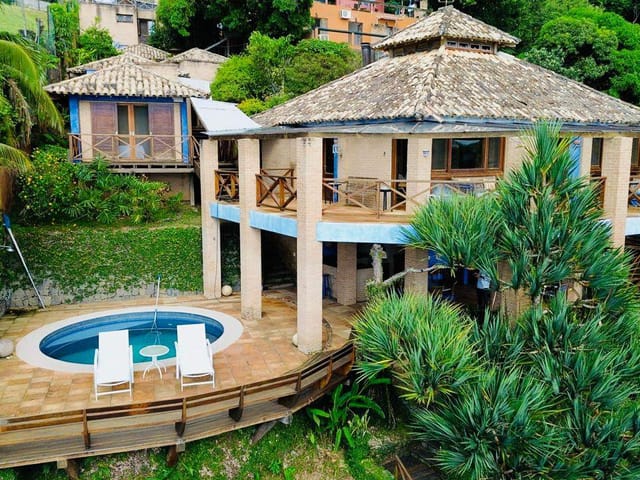 Casa com 880m² 4 quartos e 6 banheiros, para alugar, no bairro Ponta das Canas em Ilhabela