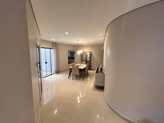 Casa com 360m² 3 quartos e 4 banheiros, à venda, no bairro Village Veneza em Goiânia