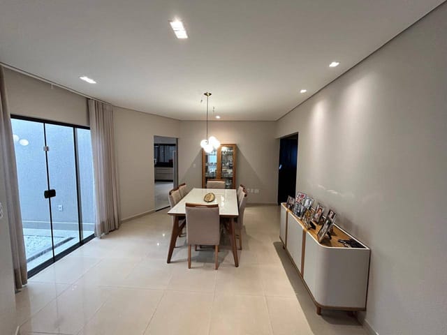 Casa com 360m² 3 quartos e 4 banheiros, à venda, no bairro Village Veneza em Goiânia