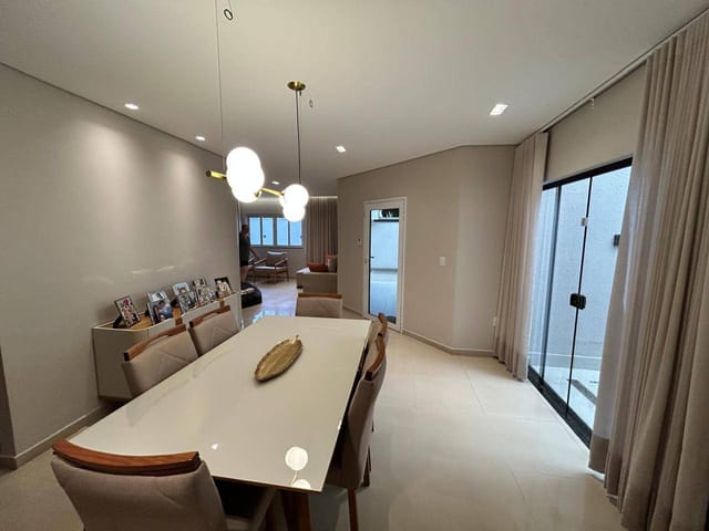 Casa com 360m² 3 quartos e 4 banheiros, à venda, no bairro Village Veneza em Goiânia