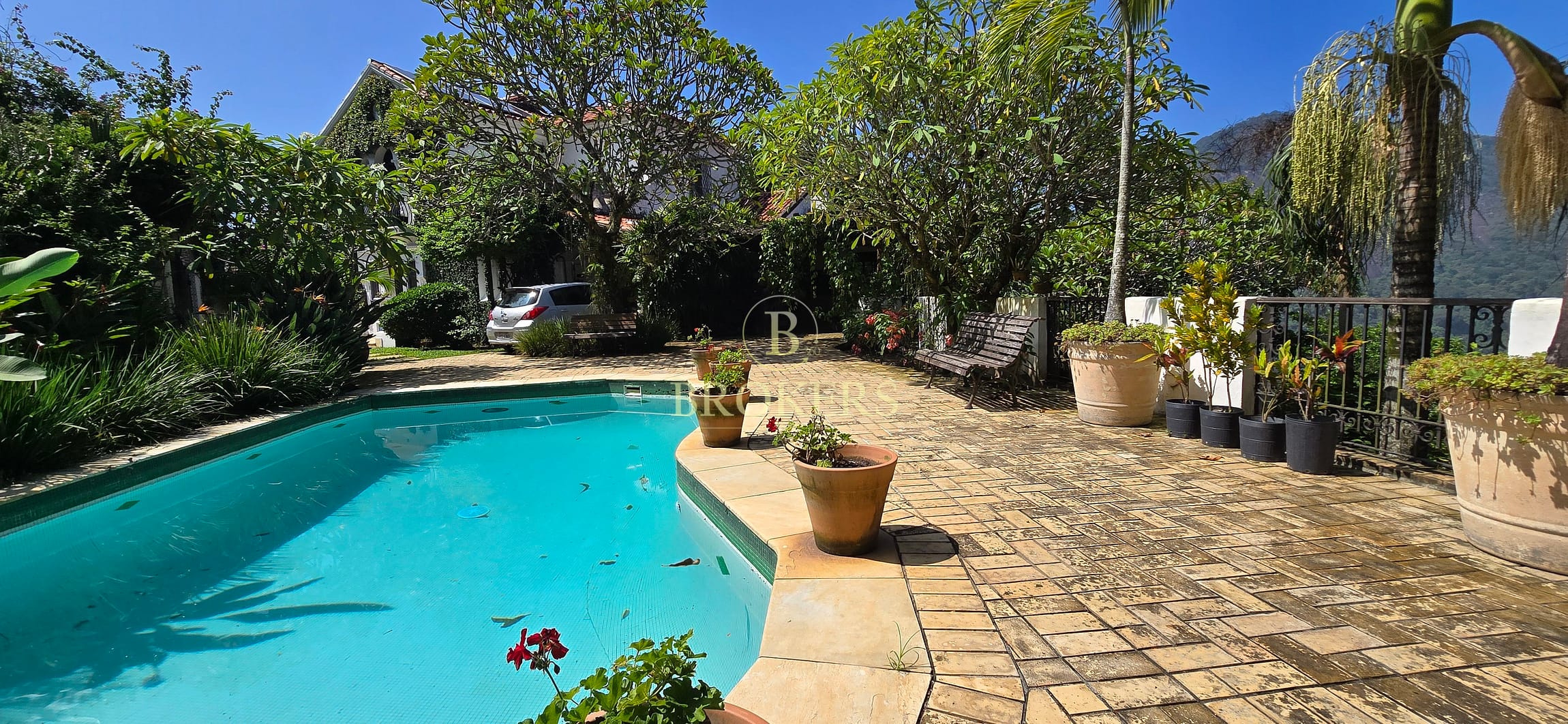 Mansão Colonial a venda em Santa Teresa: 2 Casas, Piscina e Área Gourmet. Terreno de 2.000m² , vista 360° para a Baía de Guanabara, Pão de Açúcar e Corcovado.