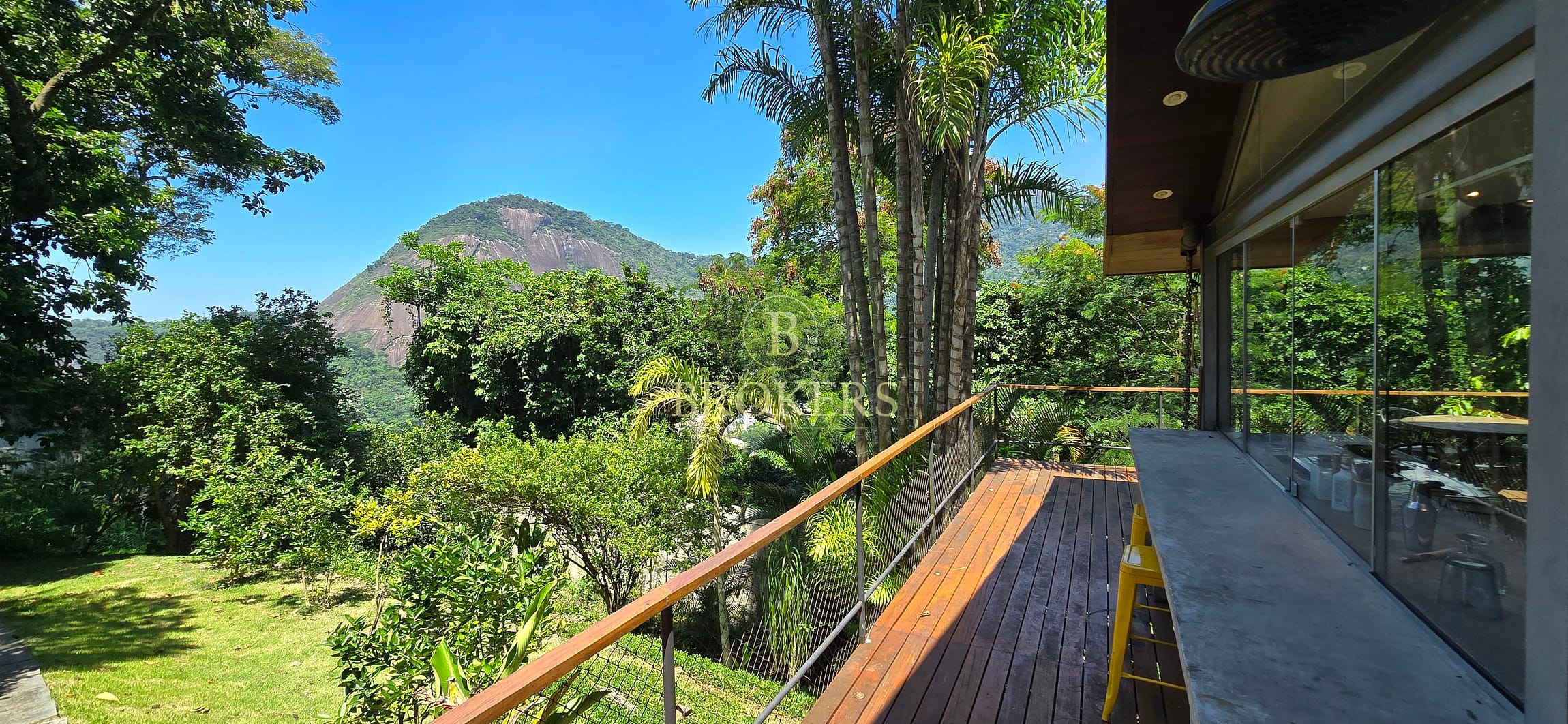 Mansão Colonial a venda em Santa Teresa: 2 Casas, Piscina e Área Gourmet. Terreno de 2.000m² , vista 360° para a Baía de Guanabara, Pão de Açúcar e Corcovado.