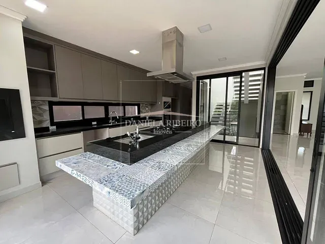 Casa com 420m² 4 quartos e 5 banheiros, à venda, no bairro Vivendas do Arvoredo em Londrina