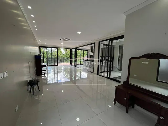 Casa com 420m² 4 quartos e 5 banheiros, à venda, no bairro Vivendas do Arvoredo em Londrina