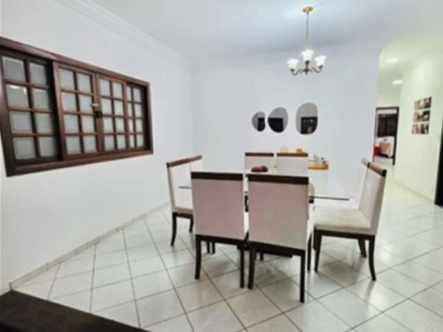 Casa com 360m² 4 quartos e 3 banheiros, para alugar, no bairro Jardim das Colinas em São José dos Campos
