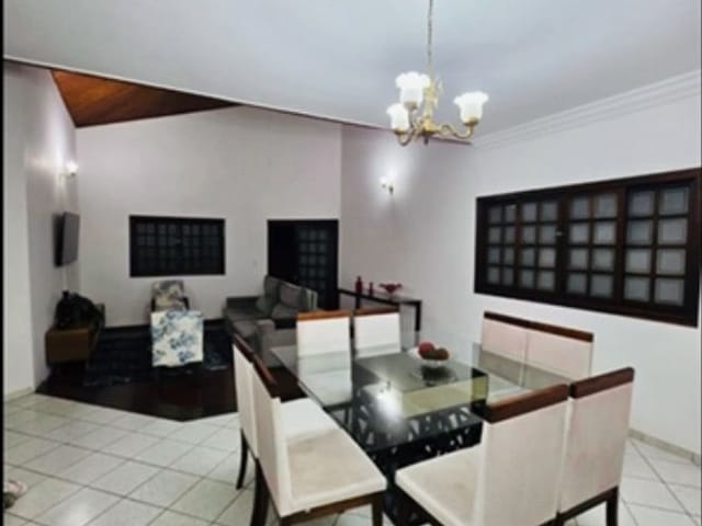 Casa com 360m² 4 quartos e 3 banheiros, para alugar, no bairro Jardim das Colinas em São José dos Campos