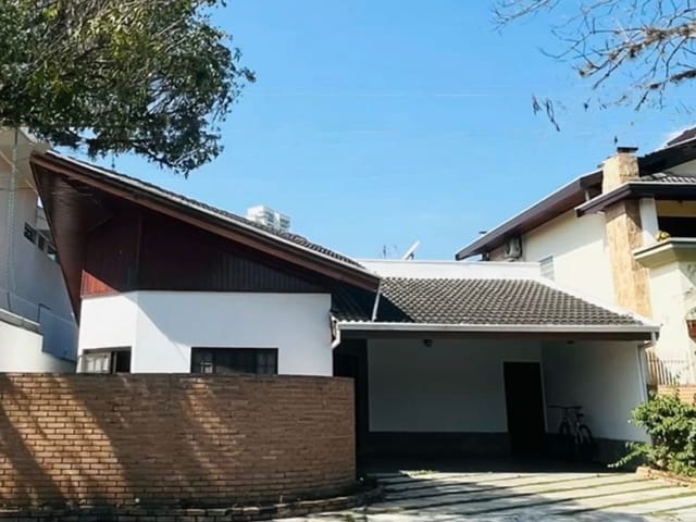 Casa com 360m² 4 quartos e 3 banheiros, para alugar, no bairro Jardim das Colinas em São José dos Campos