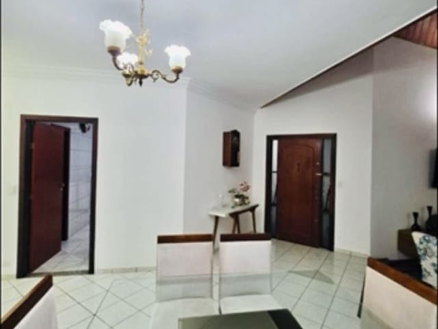 Casa com 360m² 4 quartos e 3 banheiros, para alugar, no bairro Jardim das Colinas em São José dos Campos