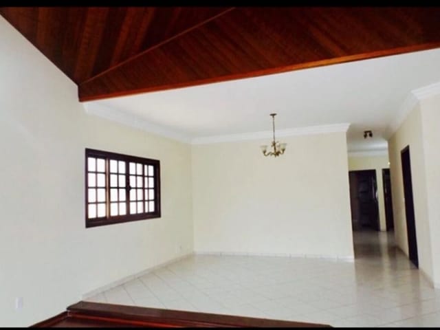 Casa com 360m² 4 quartos e 3 banheiros, para alugar, no bairro Jardim das Colinas em São José dos Campos