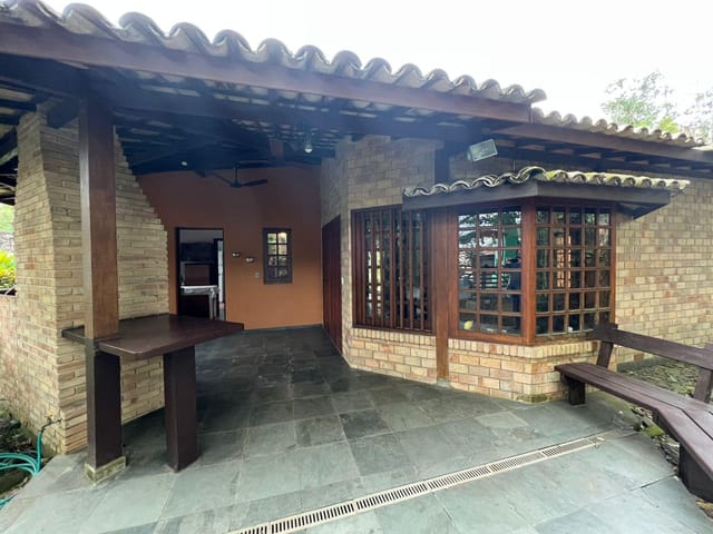 Casa 3 quartos e 2 banheiros, para alugar, no bairro Perequê em Ilhabela