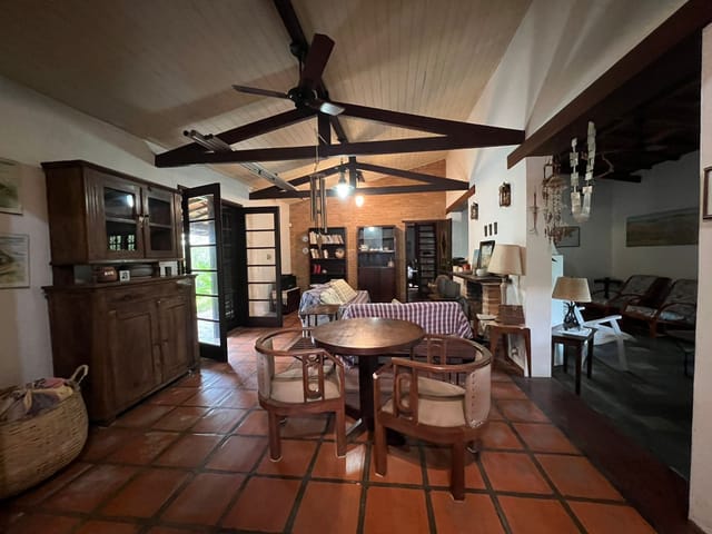 Casa 3 quartos e 2 banheiros, para alugar, no bairro Perequê em Ilhabela