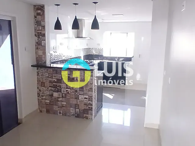 Casa 2 quartos e 3 banheiros, para alugar, no bairro Parque do Trevo em Guaranésia