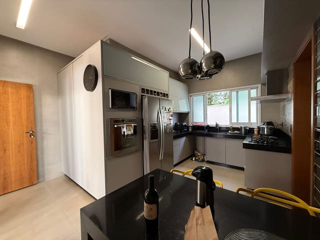 Casa com 410m² 4 quartos e 4 banheiros, à venda, no bairro Jardins Valência em Goiânia