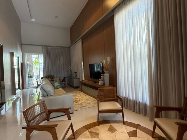 Casa com 410m² 4 quartos e 4 banheiros, à venda, no bairro Jardins Valência em Goiânia