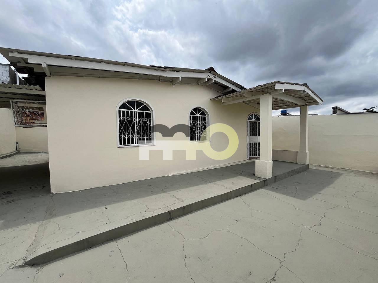 Casa à venda com 2 quartos, 70m² - Foto 1