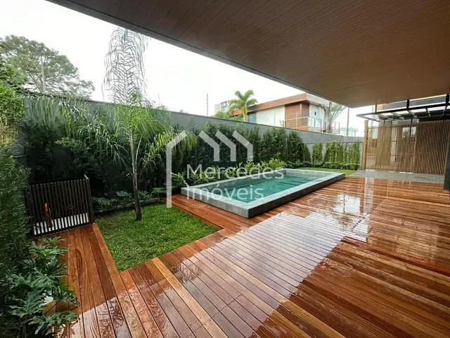 Casa com 404m² 4 quartos e 6 banheiros, à venda, no bairro Itapema em Balneário Camboriú