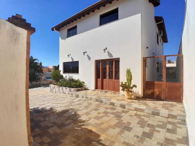 Casa com 600m² 4 quartos e 6 banheiros, à venda, no bairro Recanto do Bosque em São João da Boa Vista