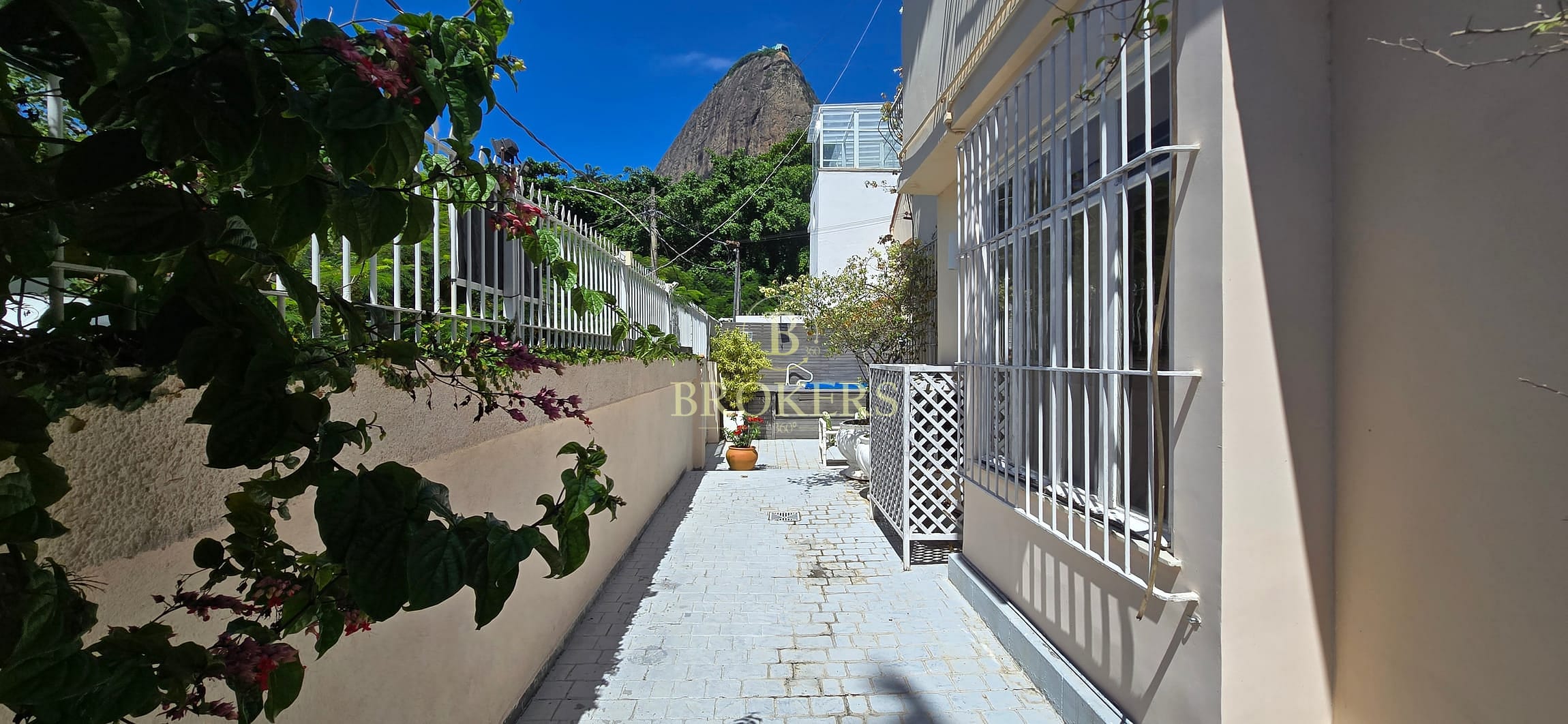 Refúgio de Luxo no Bairro mais Seguro do Rio: Casa a venda com 5 Quartos à Beira-Mar na Urca, Rio de Janeiro.