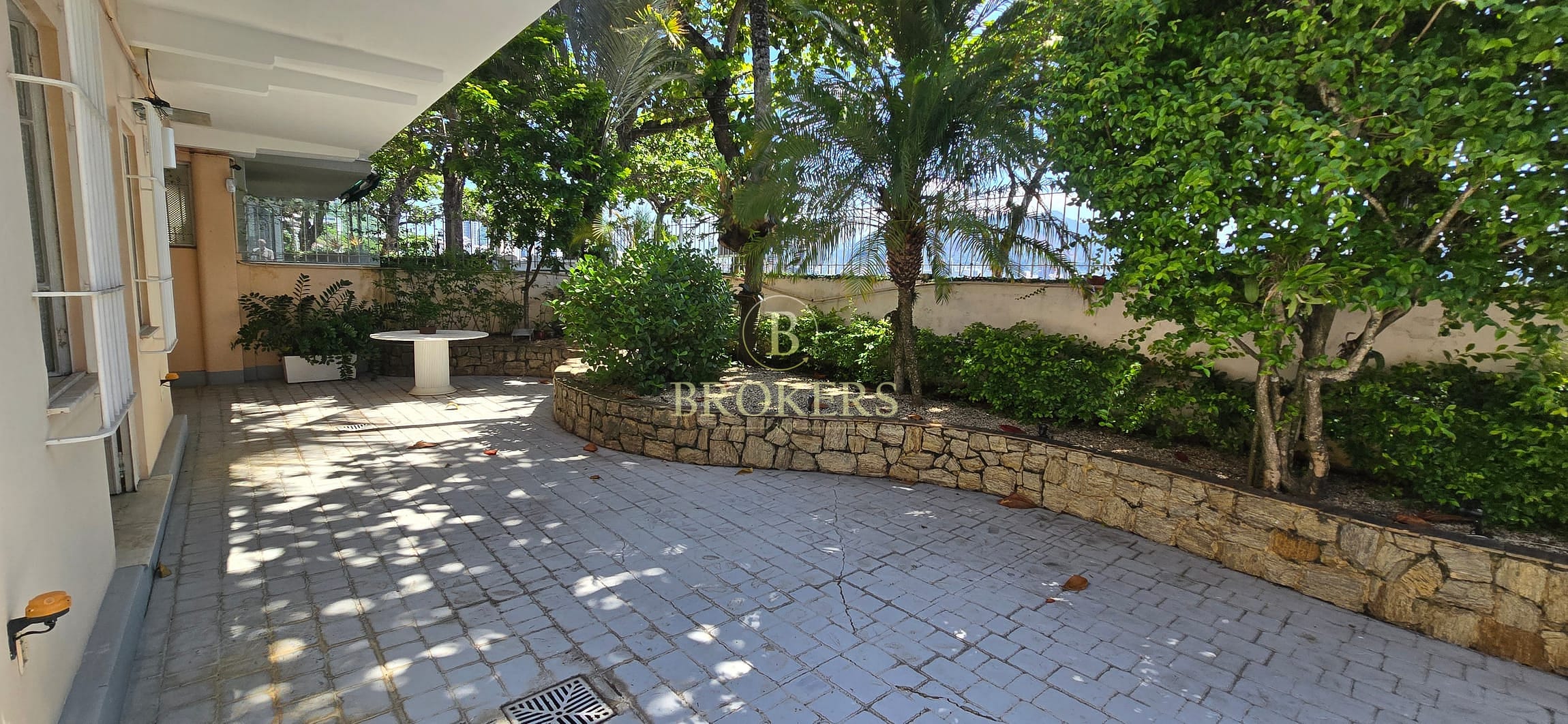 Refúgio de Luxo no Bairro mais Seguro do Rio: Casa a venda com 5 Quartos à Beira-Mar na Urca, Rio de Janeiro.