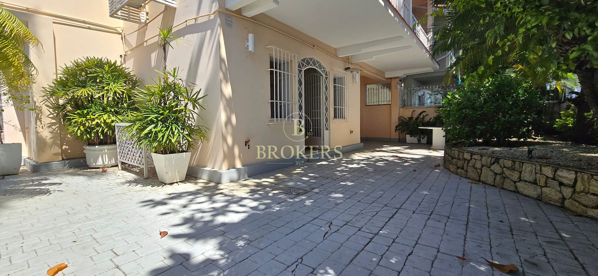 Refúgio de Luxo no Bairro mais Seguro do Rio: Casa a venda com 5 Quartos à Beira-Mar na Urca, Rio de Janeiro.