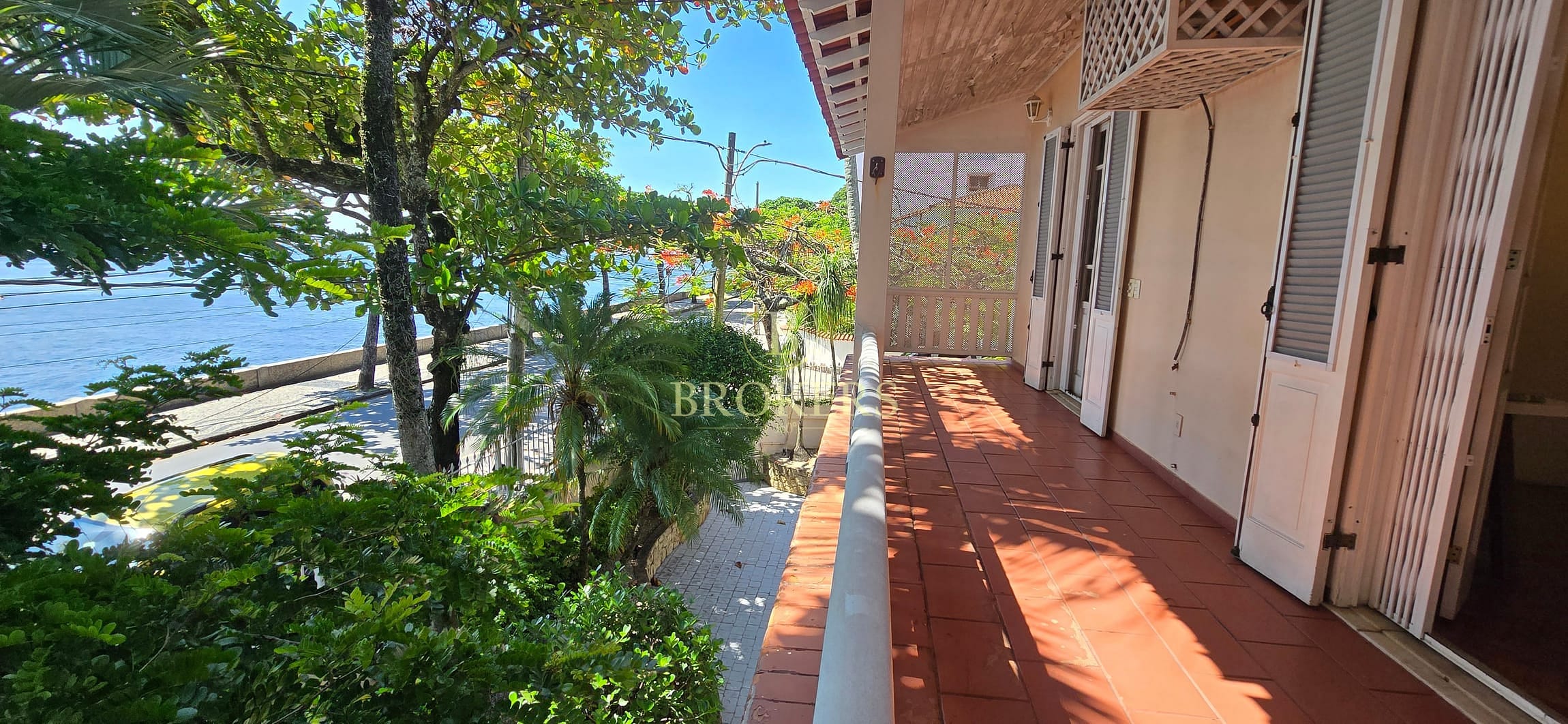 Refúgio de Luxo no Bairro mais Seguro do Rio: Casa a venda com 5 Quartos à Beira-Mar na Urca, Rio de Janeiro.