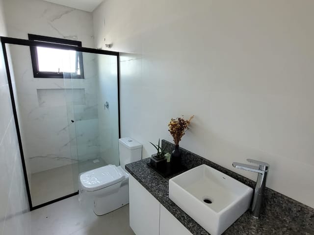 Casa com 200m² 3 quartos e 3 banheiros, à venda, no bairro Cará-cará em Ponta Grossa