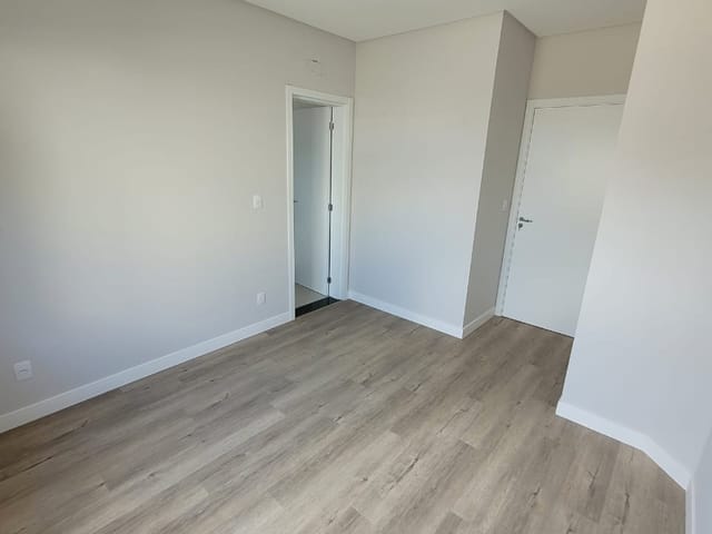 Casa com 200m² 3 quartos e 3 banheiros, à venda, no bairro Cará-cará em Ponta Grossa