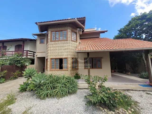 Casa com 360m² 4 quartos e 4 banheiros, à venda, no bairro Campeche em Florianópolis