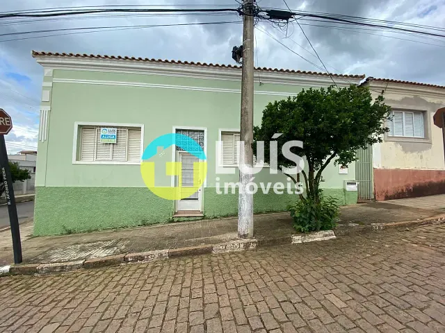 Casa 4 quartos e 3 banheiros, para alugar, no bairro Centro em Guaranésia