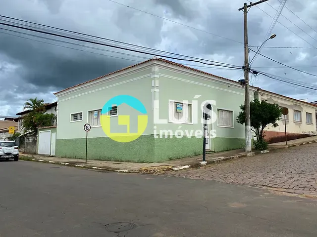 Casa 4 quartos e 3 banheiros, para alugar, no bairro Centro em Guaranésia
