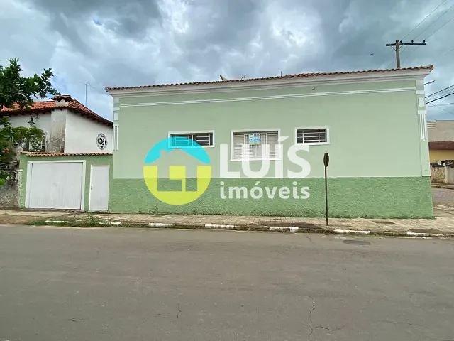 Casa 4 quartos e 3 banheiros, para alugar, no bairro Centro em Guaranésia