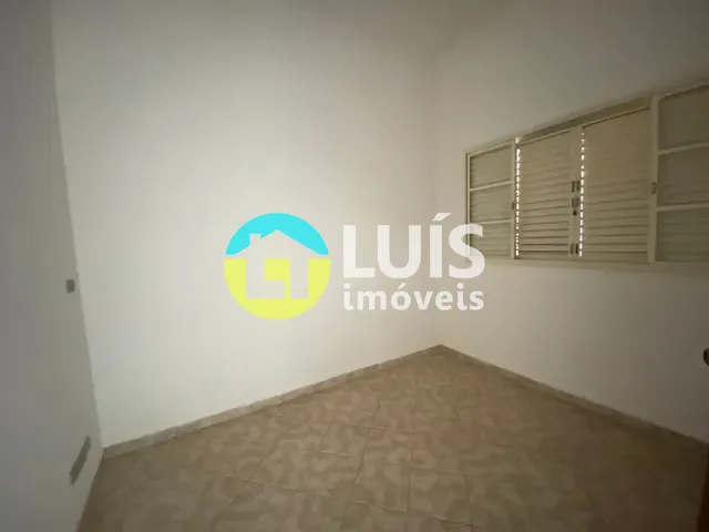 Casa 4 quartos e 3 banheiros, para alugar, no bairro Centro em Guaranésia