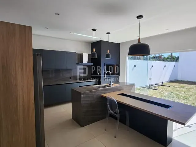 Casa com 308m² 3 quartos e 4 banheiros, à venda, no bairro Laranjal em Pelotas
