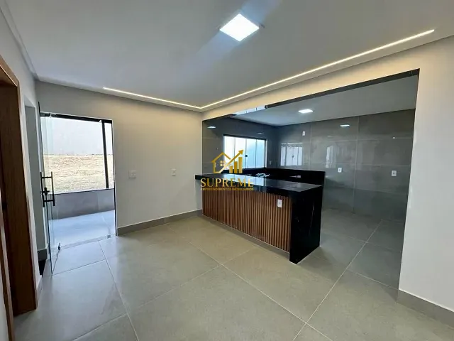 Casa com 360m² 4 quartos e 3 banheiros, à venda, no bairro Água Branca em Goiânia