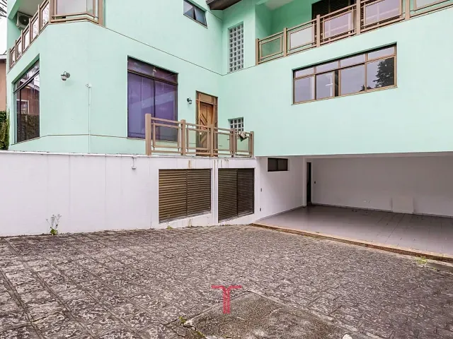 Casa com 675m² 4 quartos e 4 banheiros, à venda, no bairro Campo Comprido em Curitiba