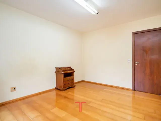 Casa com 675m² 4 quartos e 4 banheiros, à venda, no bairro Campo Comprido em Curitiba