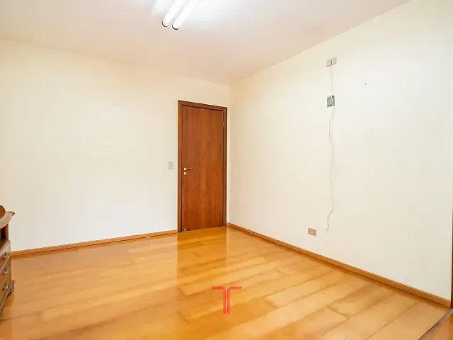 Casa com 675m² 4 quartos e 4 banheiros, à venda, no bairro Campo Comprido em Curitiba
